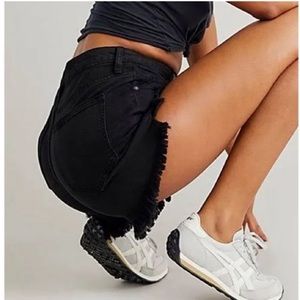 Free People We The Free Women’s Black Denim Shorts Distressed Size 26